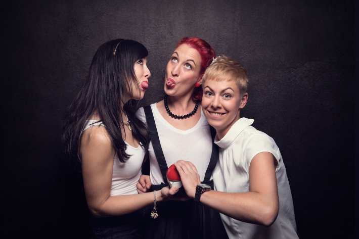 Fotobooth per Buzzer mit 3 Schwestern im Studio