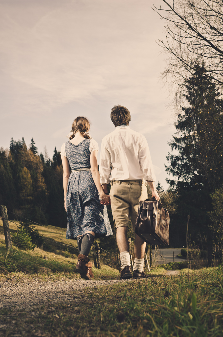 Hochzeitsfotografie - Engagement mit Bea und Hansi mit Motto Heimatfilm