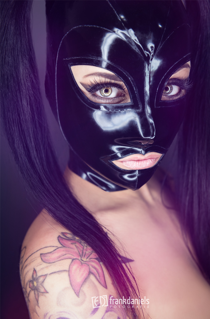 Latex-Shooting mit Bella Isadora